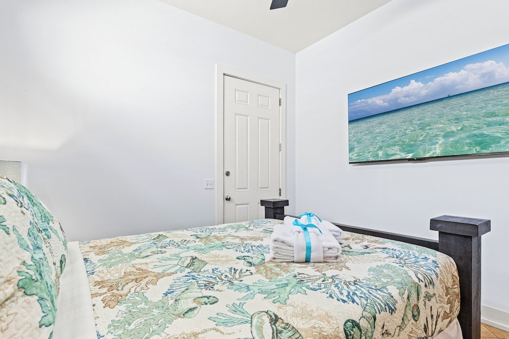 Beach House Spacious 4BR Retreat With Gulf Views & Observation Deck!