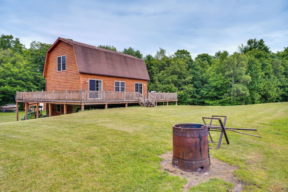 5 Mi to Jay Peak Resort: Cabin w/ Pond Access!