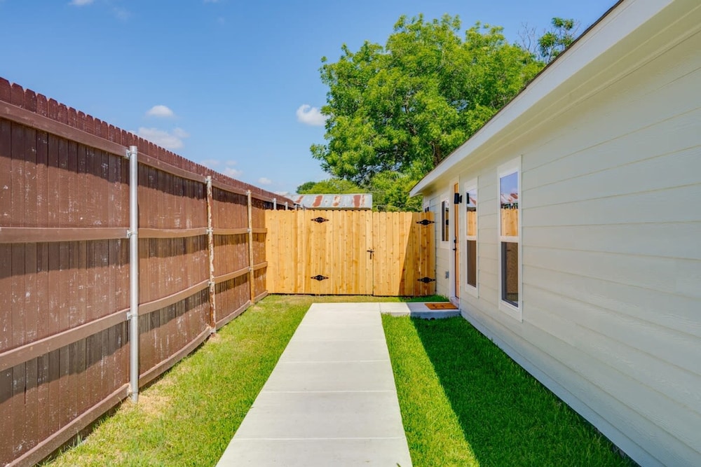 Modern 3 2 two Kings hot tub Fire pit 16min to Wine Trail Nearby Pickleball Courts Pools
