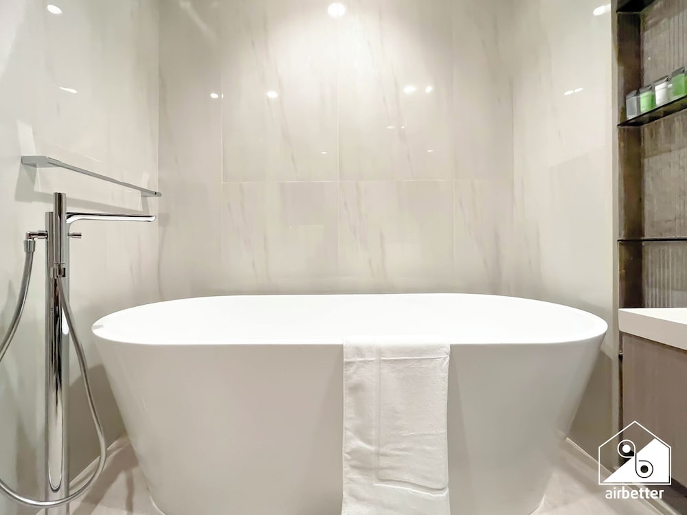 Luxurious 3BR Canal View Apartment Pool + Gym