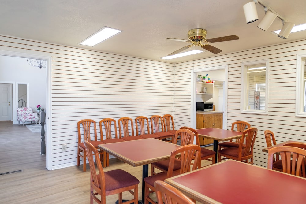 Road Creek Inn