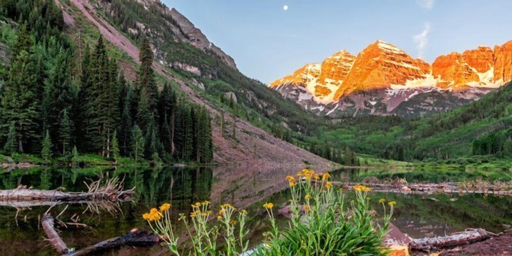 Downtown Aspen 2 Bedroom Near Lift 1A w/ Pool & hot Tub!