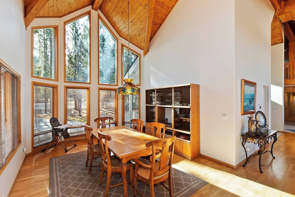 Lakefront Estate with Views and Hot tub