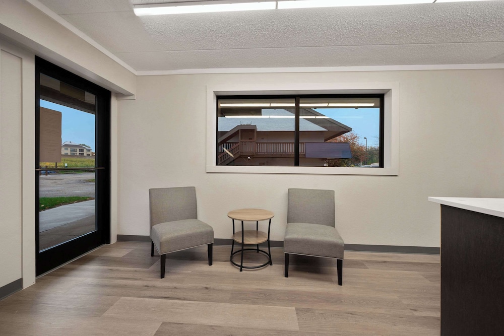 Peoria Vacations - Suburban Studios Peoria - Property Image 2