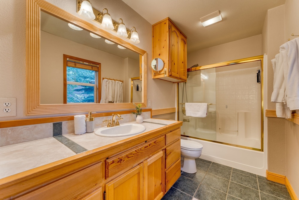 Golden Summit by Avantstay Stunning Secluded Cabin w Access to Tahoe Donner