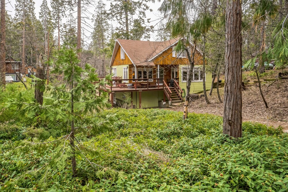 Cozy Mountain Retreat Relax & Explore