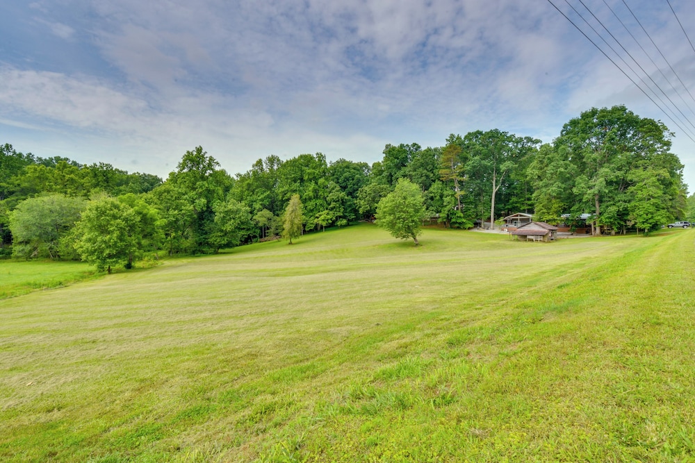 6 Miles to Helen: Cabin w/ Hot Tub & Views!