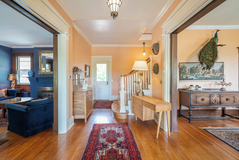 Lion's Head Bed & Breakfast - Image 1