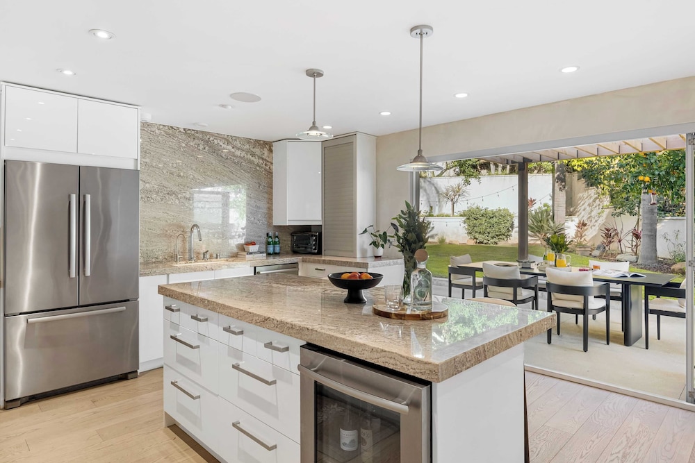 Luxury Hollywood Hills Home With Pool, Outdoor Dining & Iconic Views Skyline Chalet