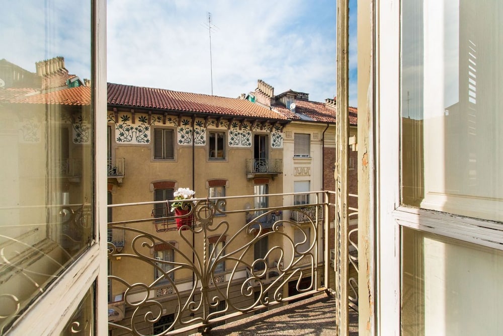 Bright Mini Apartment Valentino view 2