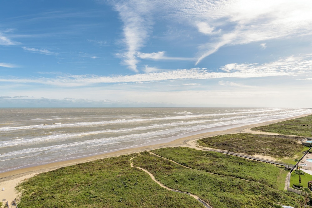 Gorgeous 3BR Penthouse w/ Lanai Facing the Gulf