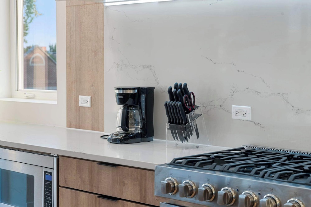 New 3bed 2bath Condo With Parking by United Center