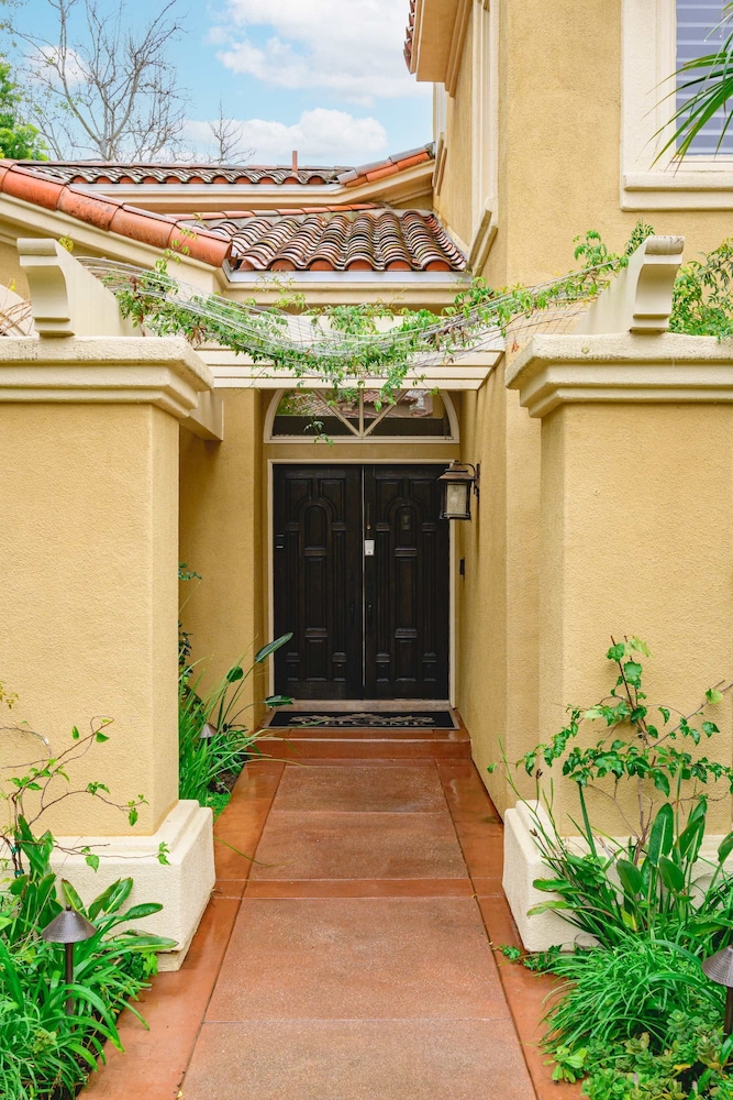 Elegant Villa Retreat Pool Garden Alfresco Lounge