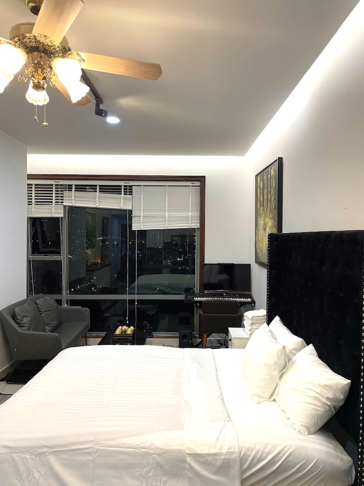 Diamond Suite Golden King