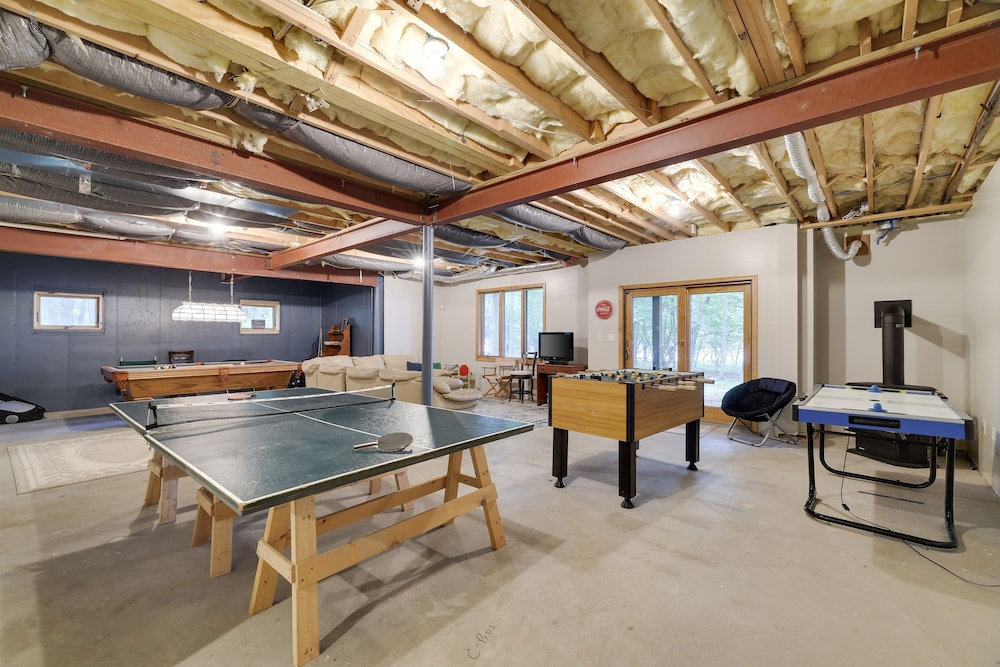 Elk Hollow by Avantstay Lakefront Chalet w Game Room Fire Pit