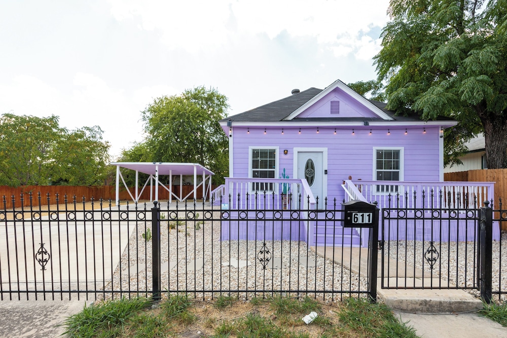 Walk to Alamodome! Stylish Home w/ Private Parking