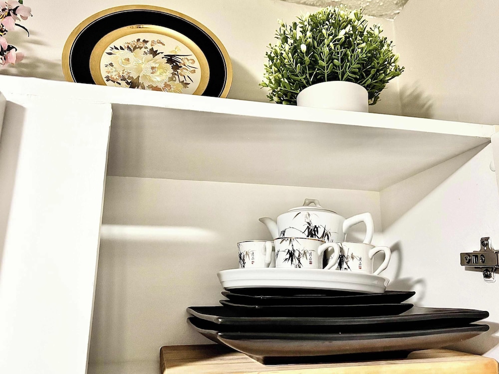 Stylish Downtown Condo near Rogers Place | Parking, Gym, Balcony & Kitchen