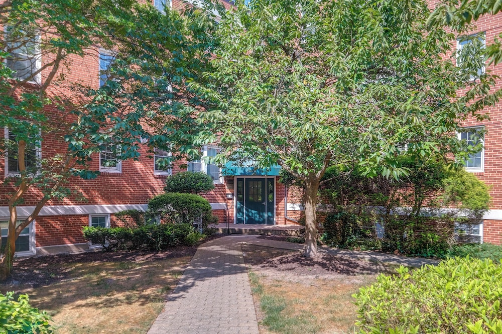 Convenient Arlington Condo ~ 4 Mi to National Mall view 2