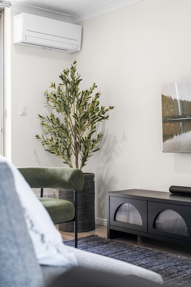 Elegant 2-bed With Balcony by Parks and Amenities
