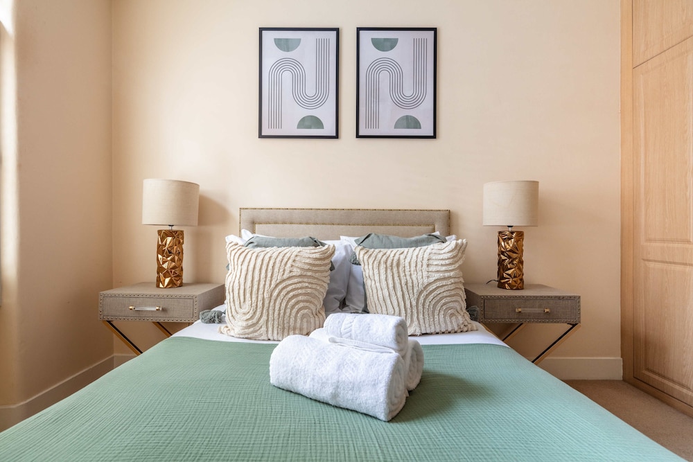 Stylish 3BR 2BA in Mayfair by Hyde Park