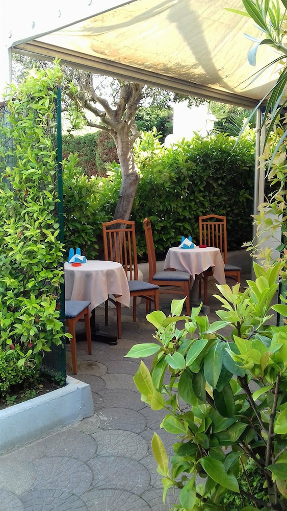 Hotel LePinède