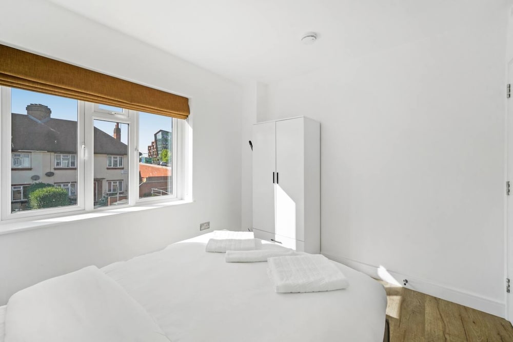 Gorgeous 3 Bedroom Duplex Apartment in West London