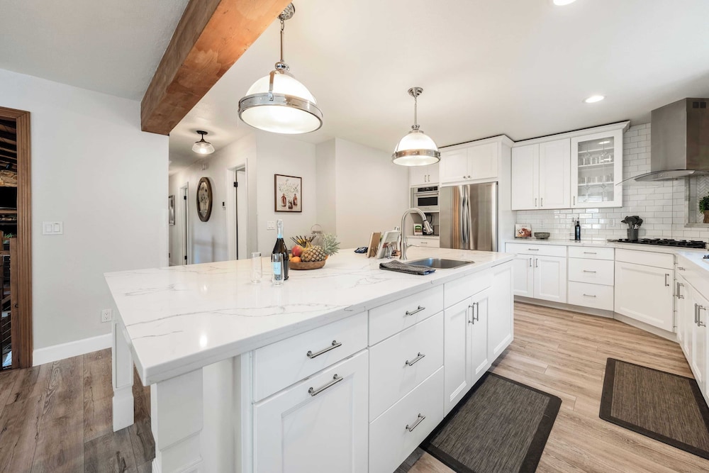 Geraldine Drive by Avantstay Hot Tub, Views, Walk to Trails + Game Room