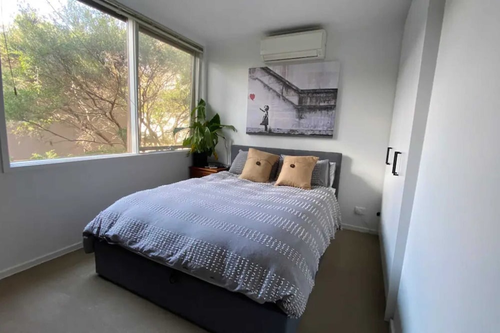 Homely 1-bedroom Unit in Hawthorn With Parking!