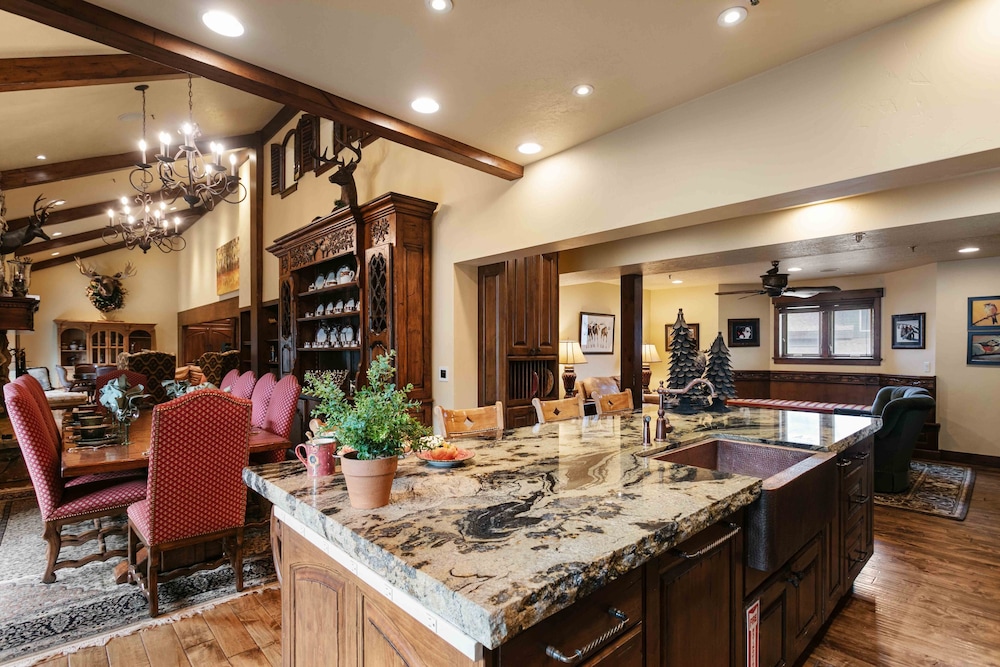 1617 - Six Bedroom plus Den Lakeside 6 Condo