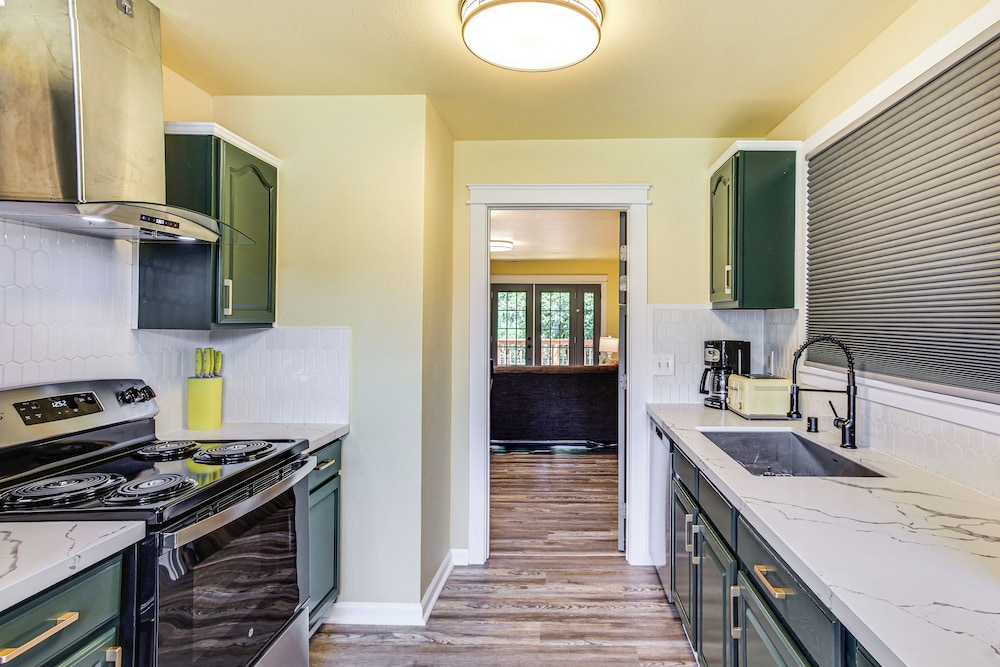 2 Mi to Dtwn Tacoma: Charming Home w/ Deck & Yard!