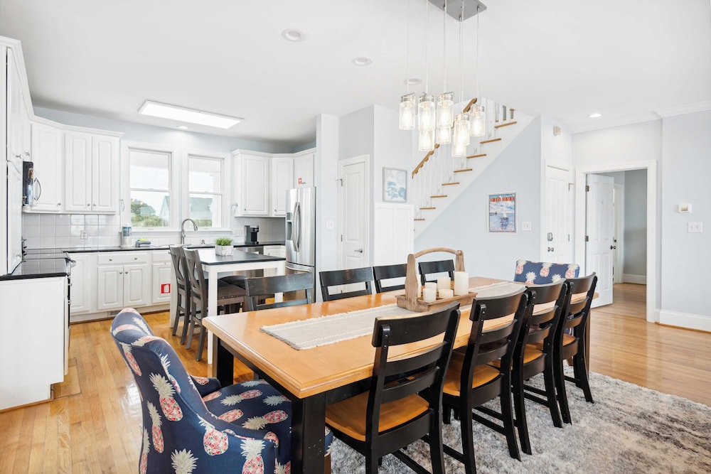 Oceanfront w/ Pool, Panoramic Deck Views, 5bdr Folly Ocean Breeze by Avantstay
