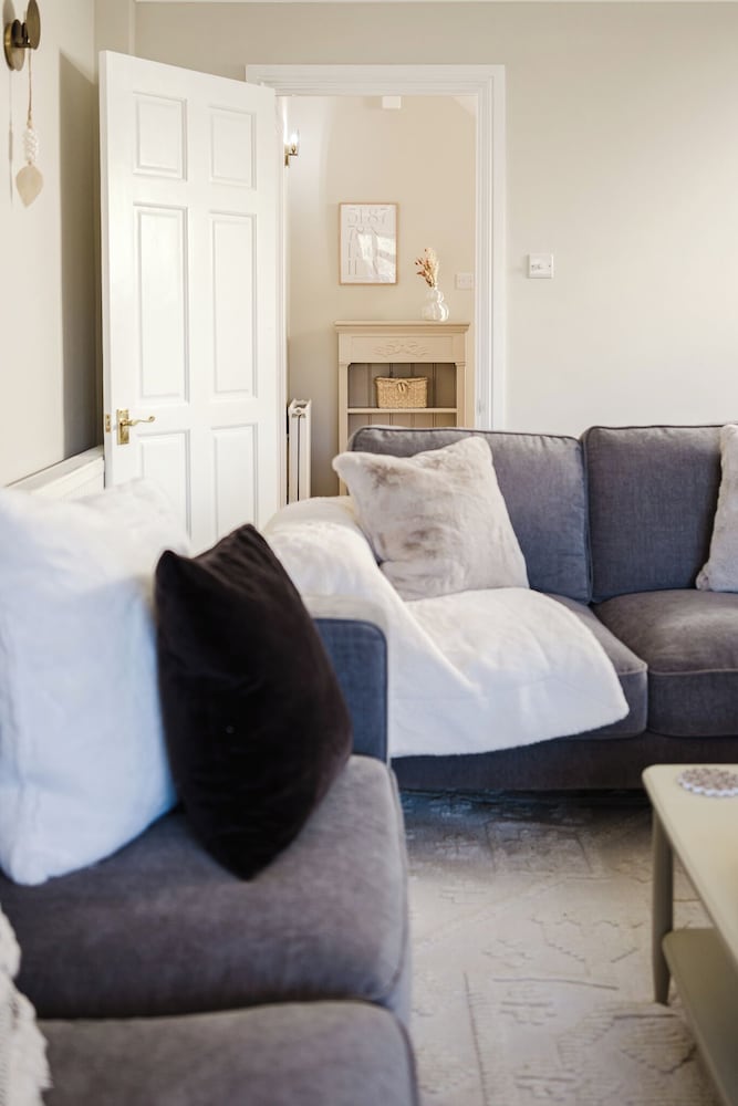 Beautiful 4 BD Home near Woodstock