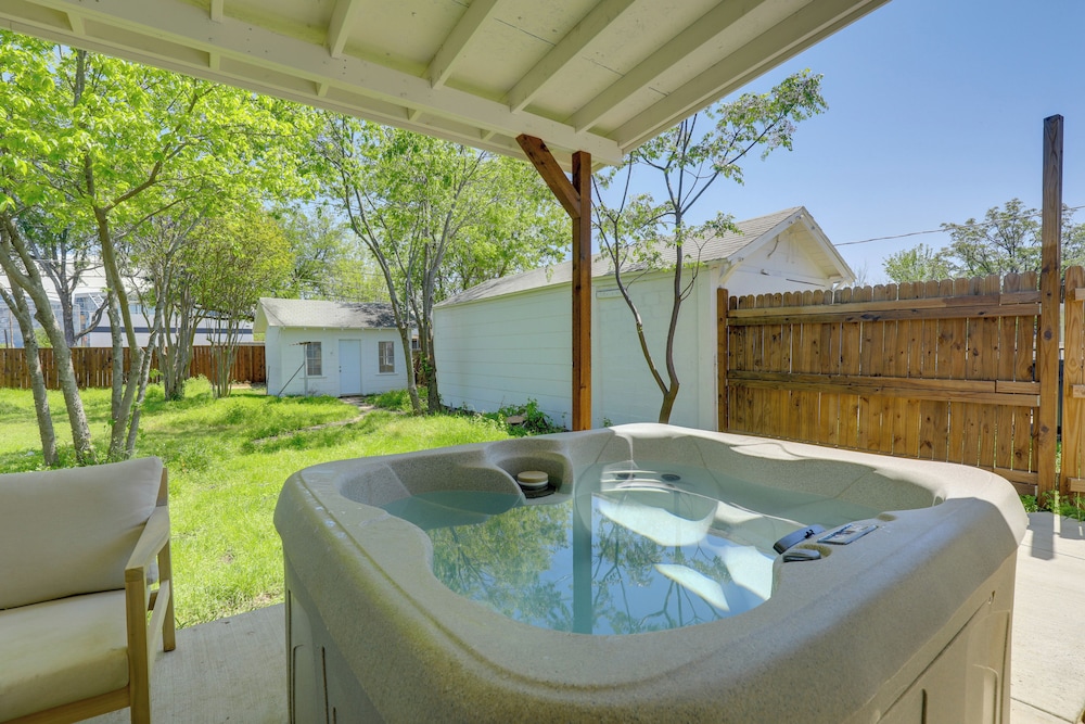 Walk to Cowboys Games: Arlington Home w/ Yard!