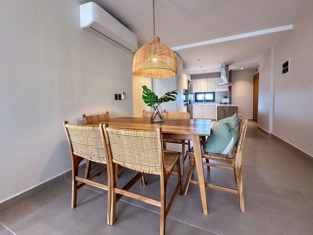 4 Bedroom Beach Penthouse w Private Rooftop