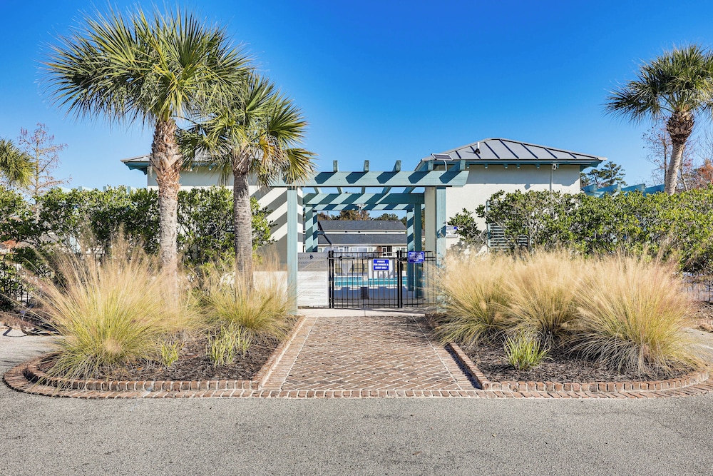 3 Mi to Pier Village: Dog-friendly St Simons Home!