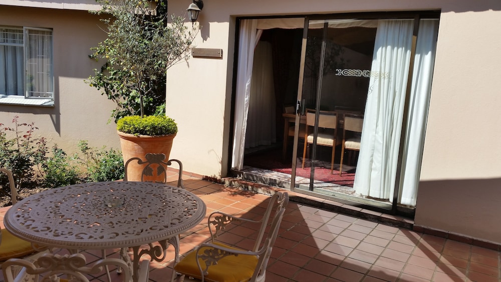 Royal Ridge Guest House and Apartments