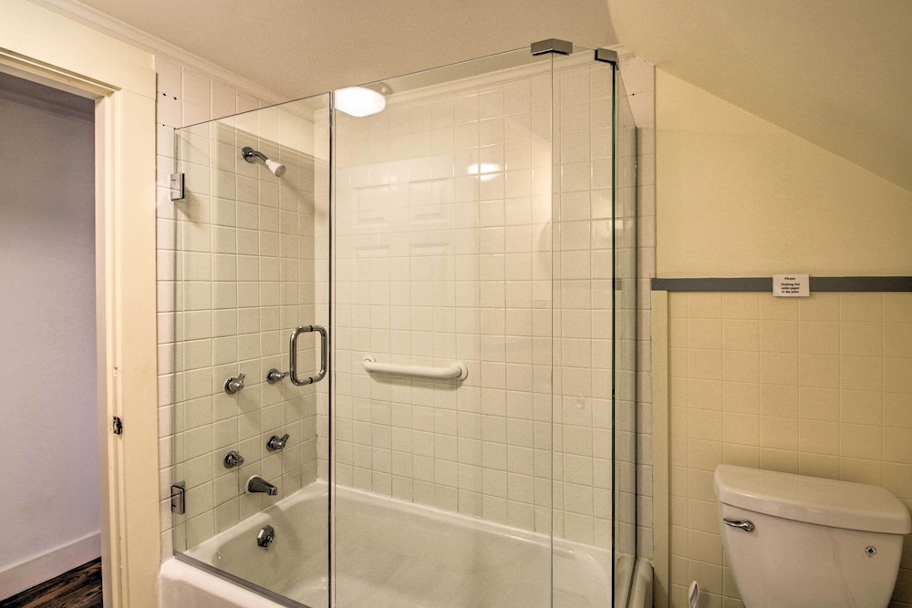 Expansive Beachfront Retreat w/ Outdoor Shower - Property Image 10