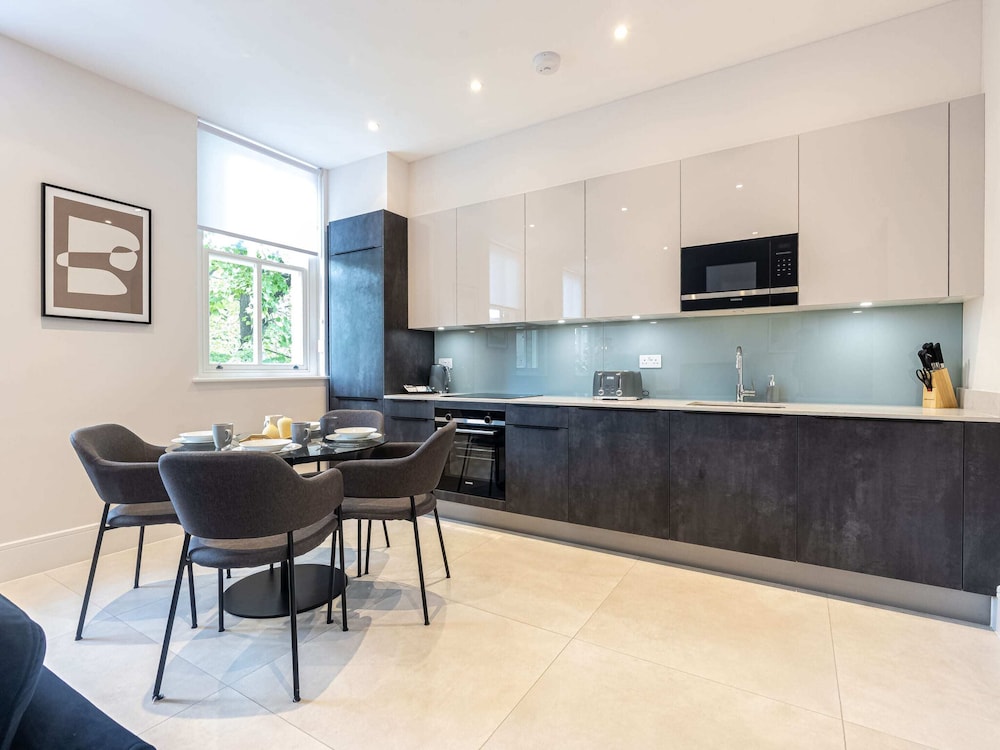 Modern Two-bedroom Near London Zoo by Sojo Stay