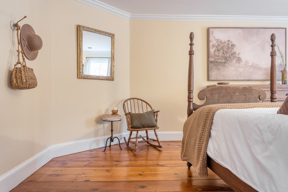 River House by Avantstay Historic & Secluded Estate on the Hudson River w/ Pool Sleeps 24! view 3