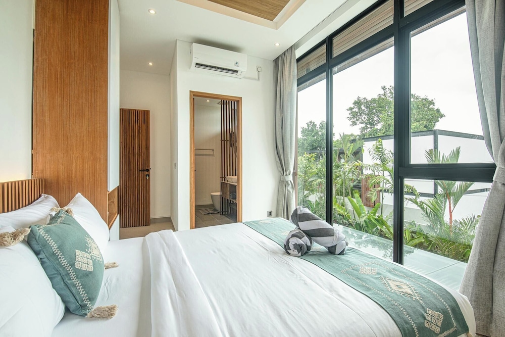 Luxury 5BR Retreat, 400m From Café Del Mar Shore