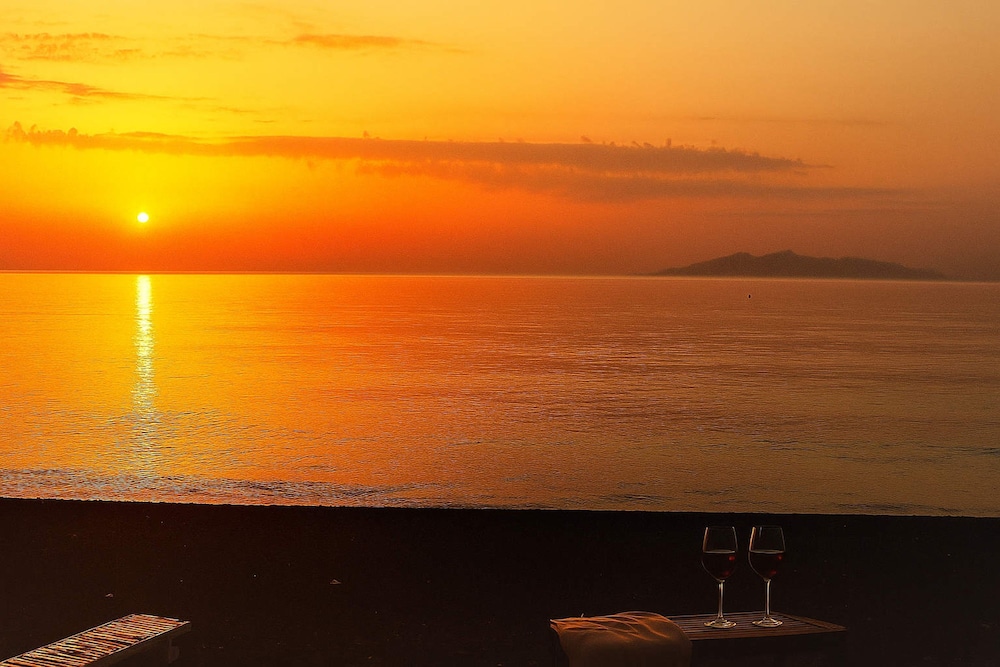 Golden Sunrise Suites - Santorini Pool Bliss Suite