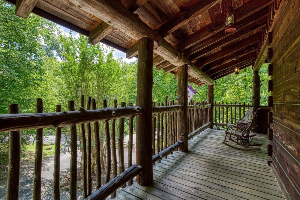 Er69 - Rachel's Tree House - Great Location. Close To All The Action! 1 Bedroom Cabin by RedAwning view 5