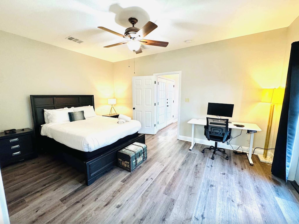 Upstay East Austin Retreat w Yard5min to Downtown