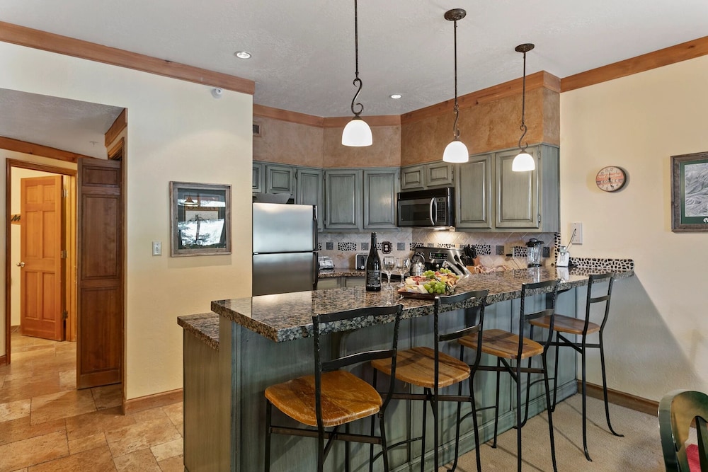 Powder Run at Deer Valley Resort - Two Bedroom Condo with Hot Tub #A13 2 Condo