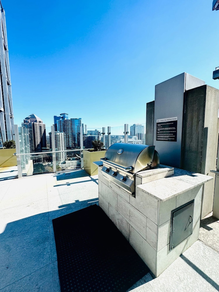 Highrise Balcony Rooftop Pool Gym Free Parking