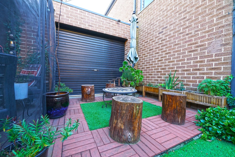Self-contained Retreat 3BR WiFi Parking