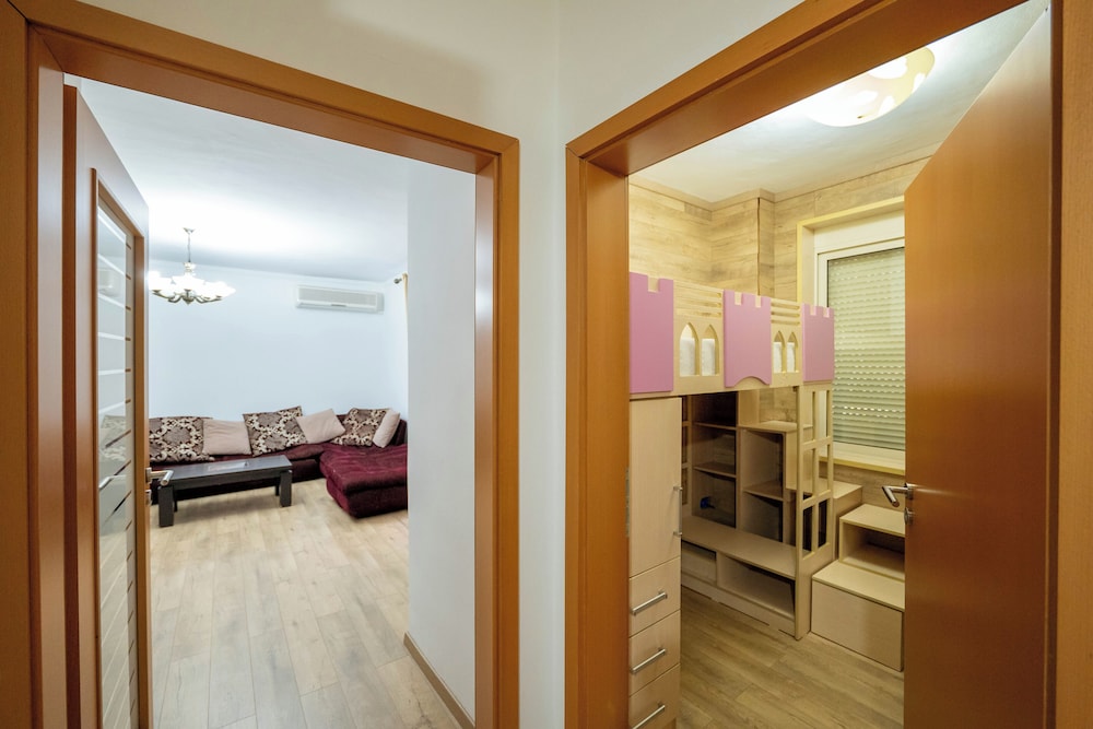 Tirent Apartment - Spacious 2-Bedroom Stay Near Liqeni i Thatë