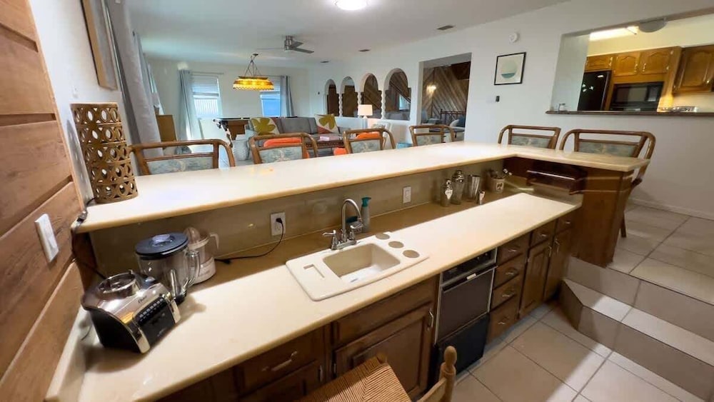 Fun Retro Island Vibe Sleeps 17 Beach 1 Block 4 Bedroom Home