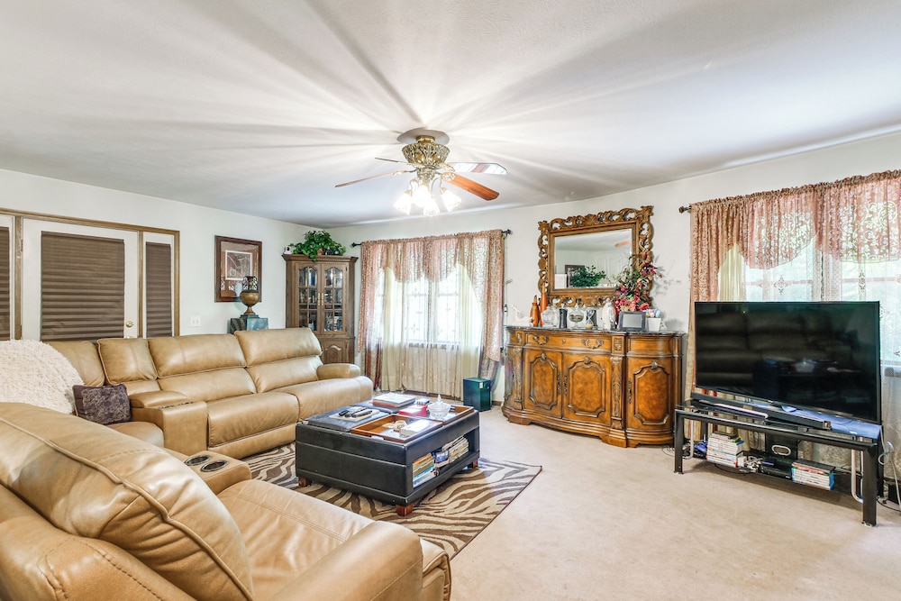 Patio & Nature Views: Fresno Getaway! view 2
