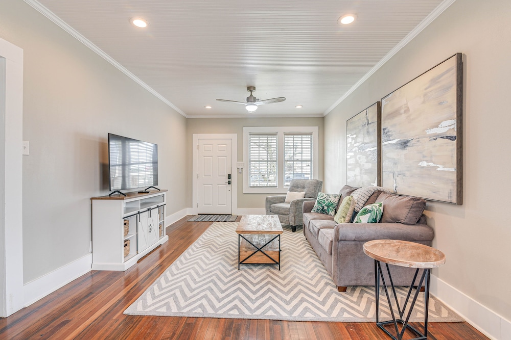 4 Mi to Moody Gardens: Galveston Home w/ Grill
